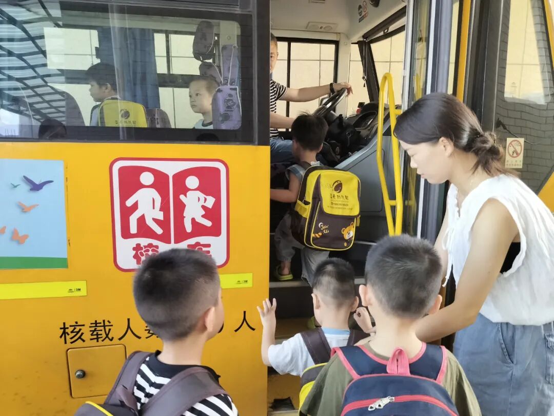 【校車安全】安全乘校車 平安伴我行——榜頭鎮(zhèn)藍天幼兒園校車安全應急演練