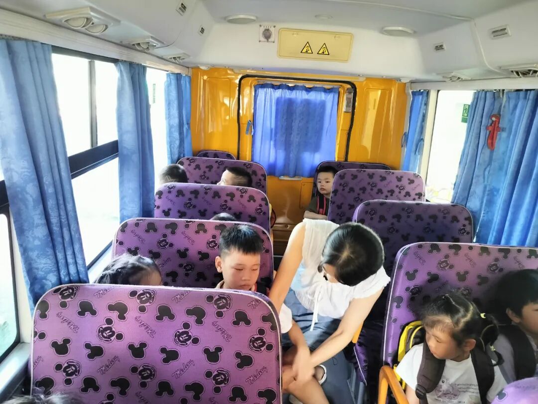 【校車安全】安全乘校車 平安伴我行——榜頭鎮(zhèn)藍天幼兒園校車安全應急演練