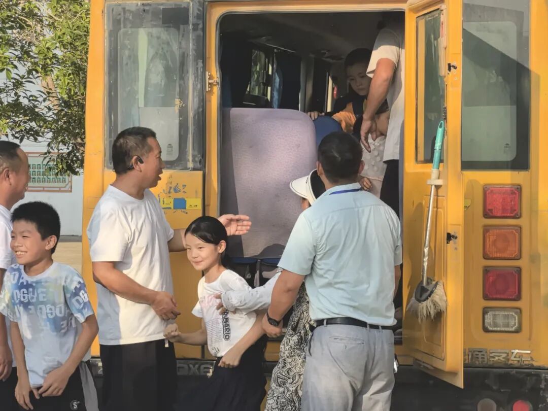 以練筑安全,守護上學路——古埠鎮(zhèn)中心小學開展校車安全應急演練 以練筑安全,守護上學路——古埠鎮(zhèn)中心小學開展校車安全應急演練