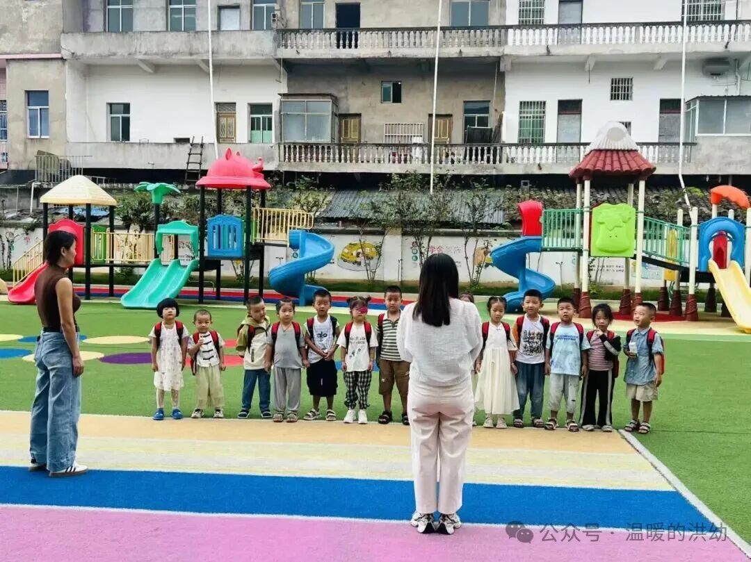 校車安全伴我行,筑牢幼兒出行“生命線”——洪家嘴中心幼兒園開展校車應(yīng)急演練 校車安全伴我行,筑牢幼兒出行“生命線”——洪家嘴中心幼兒園開展校車應(yīng)急演練