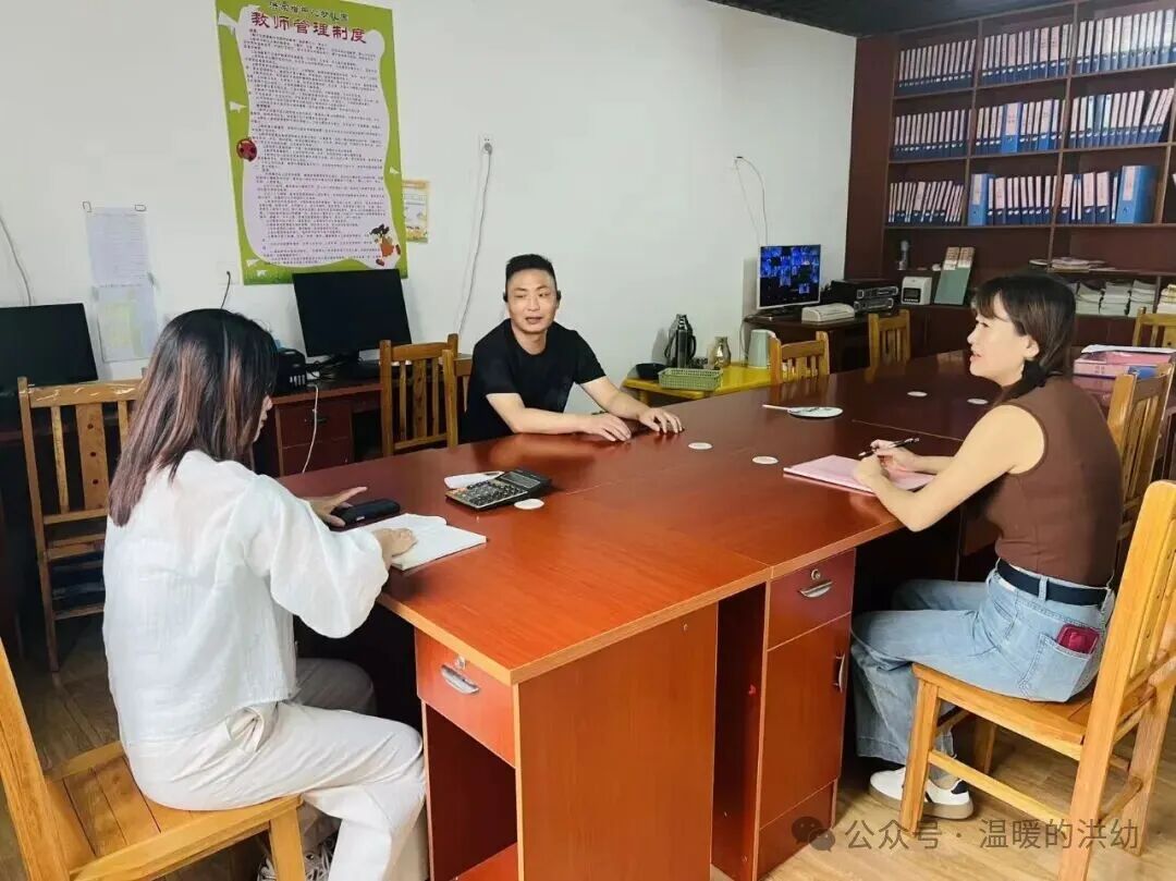 校車安全伴我行,筑牢幼兒出行“生命線”——洪家嘴中心幼兒園開展校車應(yīng)急演練 校車安全伴我行,筑牢幼兒出行“生命線”——洪家嘴中心幼兒園開展校車應(yīng)急演練