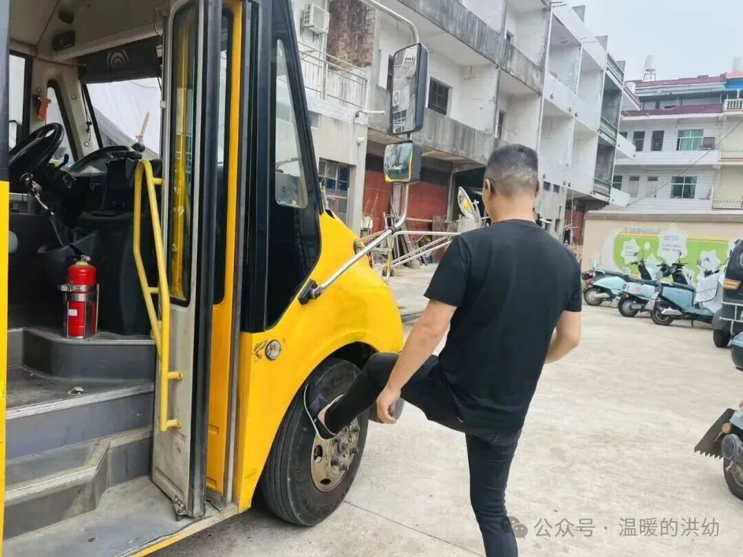 校車安全伴我行,筑牢幼兒出行“生命線”——洪家嘴中心幼兒園開展校車應(yīng)急演練 校車安全伴我行,筑牢幼兒出行“生命線”——洪家嘴中心幼兒園開展校車應(yīng)急演練