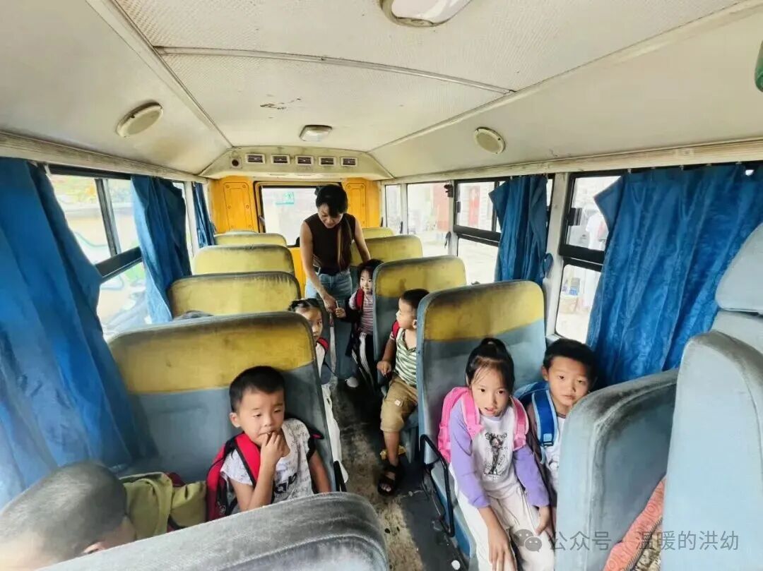 校車安全伴我行,筑牢幼兒出行“生命線”——洪家嘴中心幼兒園開展校車應(yīng)急演練 校車安全伴我行,筑牢幼兒出行“生命線”——洪家嘴中心幼兒園開展校車應(yīng)急演練