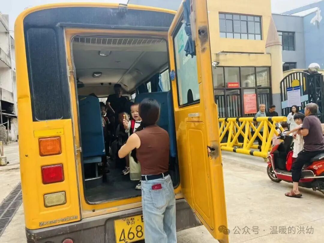 校車安全伴我行,筑牢幼兒出行“生命線”——洪家嘴中心幼兒園開展校車應(yīng)急演練 校車安全伴我行,筑牢幼兒出行“生命線”——洪家嘴中心幼兒園開展校車應(yīng)急演練