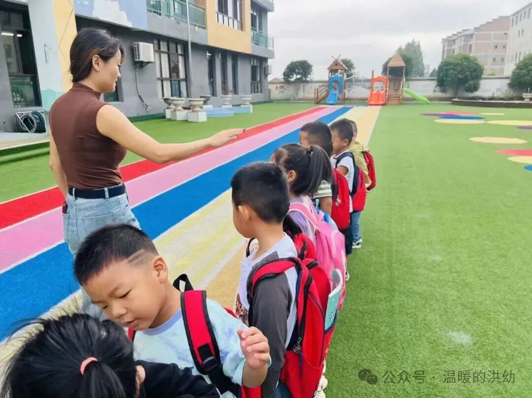 校車安全伴我行,筑牢幼兒出行“生命線”——洪家嘴中心幼兒園開展校車應(yīng)急演練 校車安全伴我行,筑牢幼兒出行“生命線”——洪家嘴中心幼兒園開展校車應(yīng)急演練