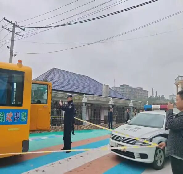爐觀鎮蘆茅江幼兒園校車安全應急綜合演練