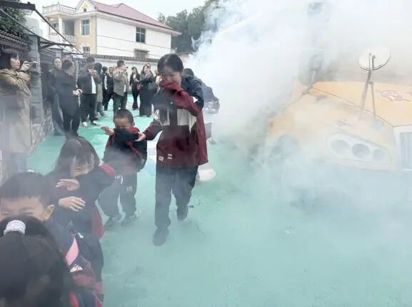 爐觀鎮蘆茅江幼兒園校車安全應急綜合演練