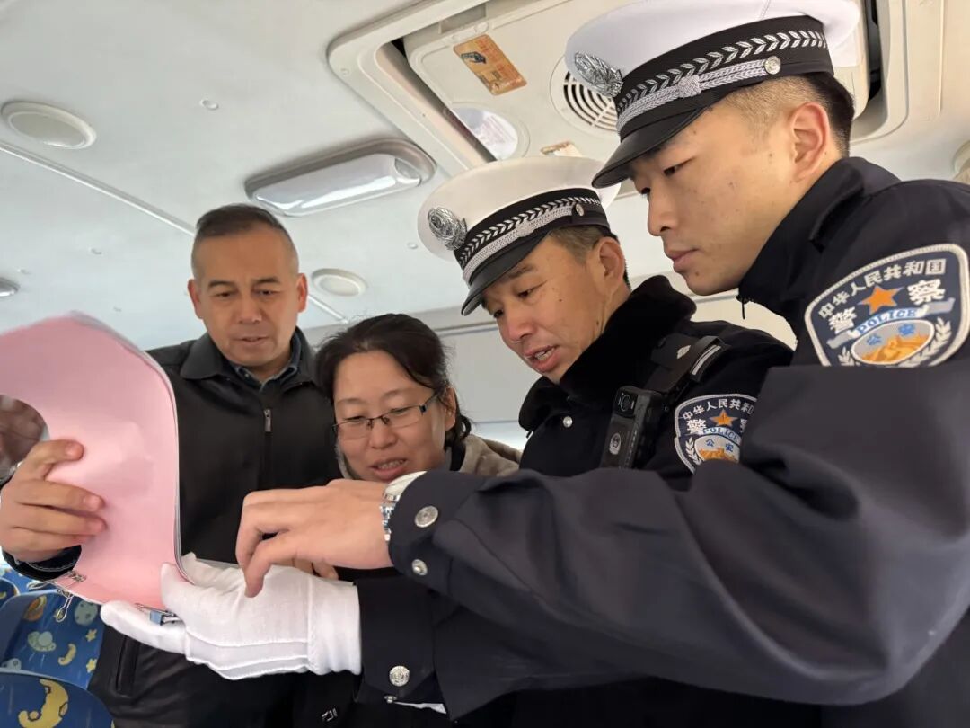 交警三大隊(duì)開展校車安全大檢查