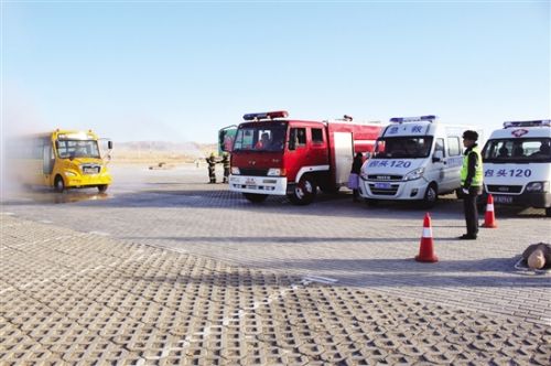 校車起火怎么辦？應急演練教大家逃生辦法