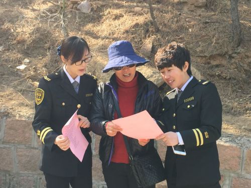 青島：大鼻子校車與學生共上山護林 筑牢防火安全墻