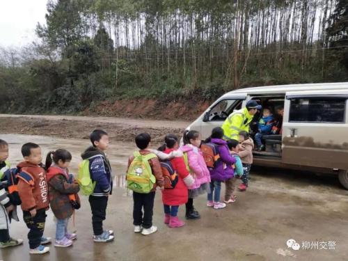 7座“校車”裝24人被查，孩子們該如何上學？