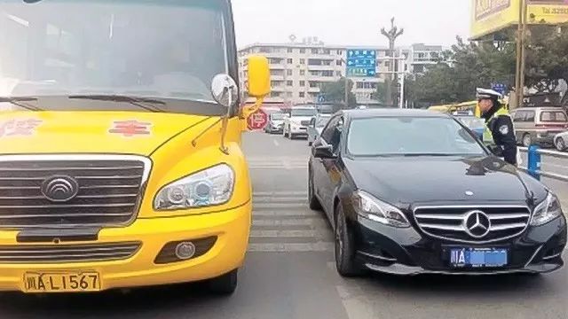 交警提醒：對(duì)著校車?guó)Q喇叭打閃光燈，記6分罰200元！