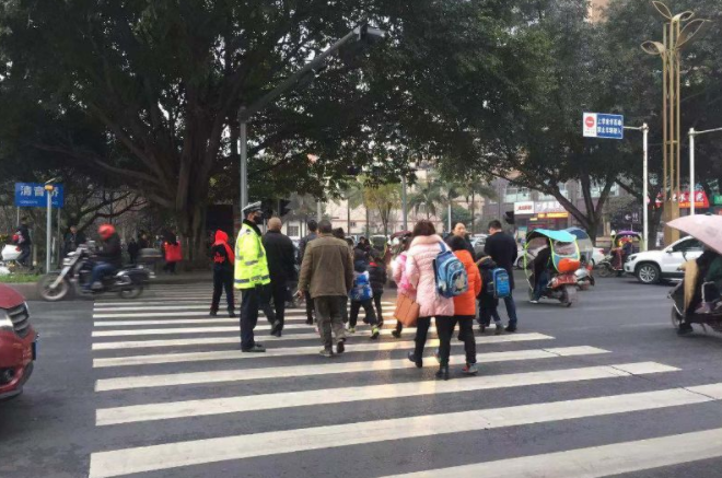 復課在即，樂山交警五項舉措為莘莘學子撐起“平安傘”！