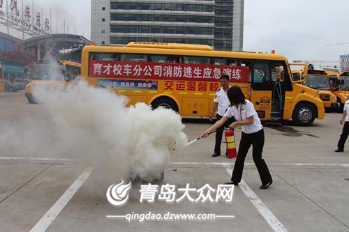 青島溫馨校車消防演練正在進(jìn)行