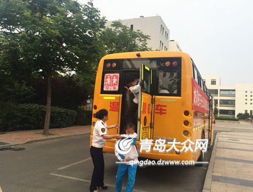 青島溫馨校車消防演練正在進(jìn)行