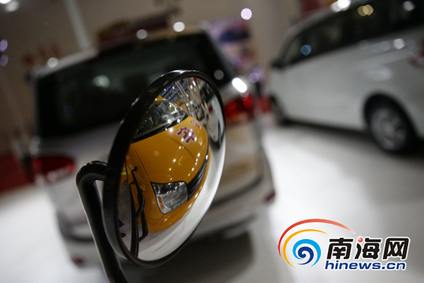 廠家展示的一款校車，配備幼兒座椅等多種安全設(shè)施。南海網(wǎng)記者劉洋攝