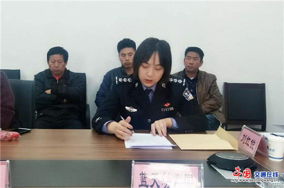 邢臺(tái)平鄉(xiāng)縣交警隊(duì)聯(lián)合教文廣新體局召開校車“打黑治違”專項(xiàng)整治會(huì)議