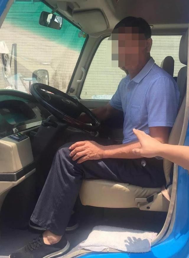 校車驚魂！核載25人的“黑校車”載了42人！還有更離譜的