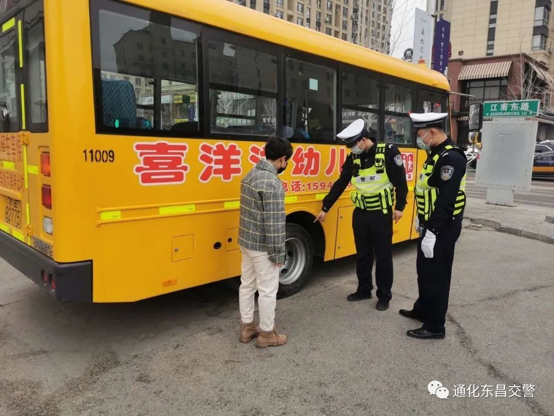 馬上要開學(xué)了，吉林省交警忙著走進(jìn)校園排查校車安全隱患，檢查校園道路周邊交通安全環(huán)境