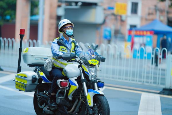 返校首日，廣州交警出動3100余警力全程護航