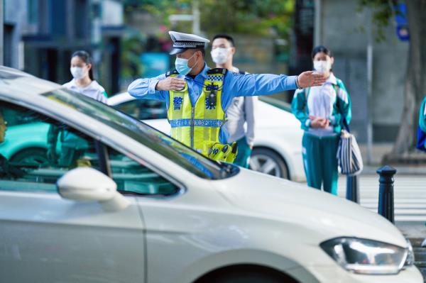 返校首日，廣州交警出動3100余警力全程護航