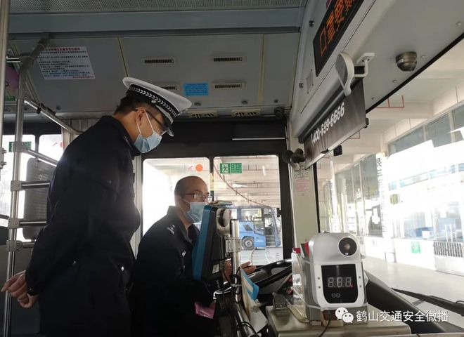 歲末年初 鶴山交警全力加強(qiáng)公交車、校車交通安全管理工作
