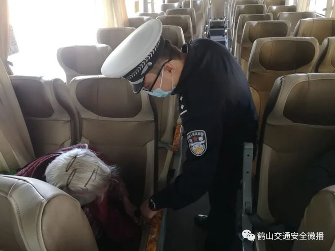 歲末年初 鶴山交警全力加強(qiáng)公交車、校車交通安全管理工作