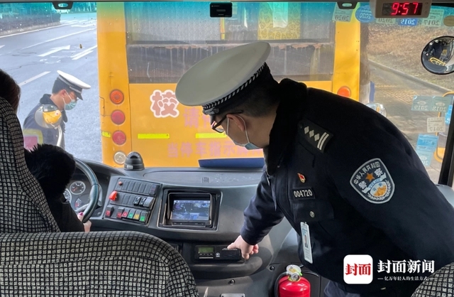 檢查校車安全、上開學前安全課 成都交警護航平安上學路