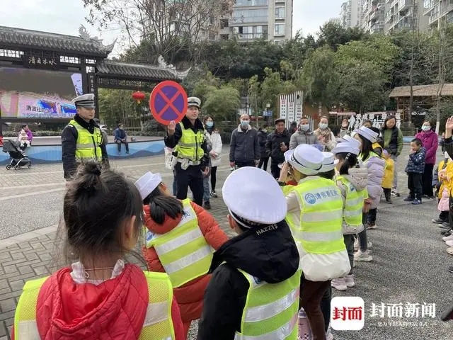 檢查校車安全、上開學前安全課 成都交警護航平安上學路