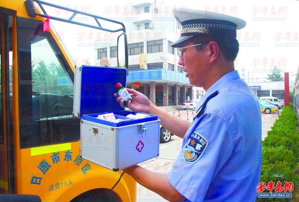 民警對隨車急救箱物品進行檢查。