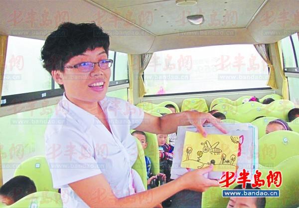 校車隨車照管員劉芳展示她收到的教師節(jié)禮物瑯琊臺(tái)小學(xué)的學(xué)生們親手畫的畫。