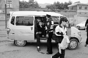 民警查處嚴重超載的“黑校車” 。 本報通訊員 魯東林 記者 師向東 攝