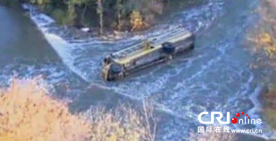 10月31日，在美國堪薩斯州的巴特勒郡，一輛校車發(fā)生車禍，校車帶著學生們沖入河中。圖片來源：東方IC