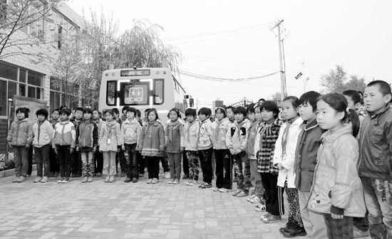 蘭州城關(guān)交警大隊(duì)民警檢查校車(chē)設(shè)施配備