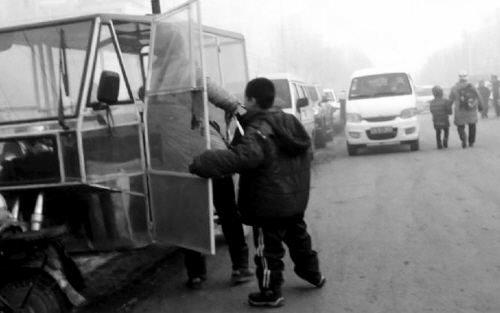 楊士小學(xué)前有排冒煙的“魚缸校車”