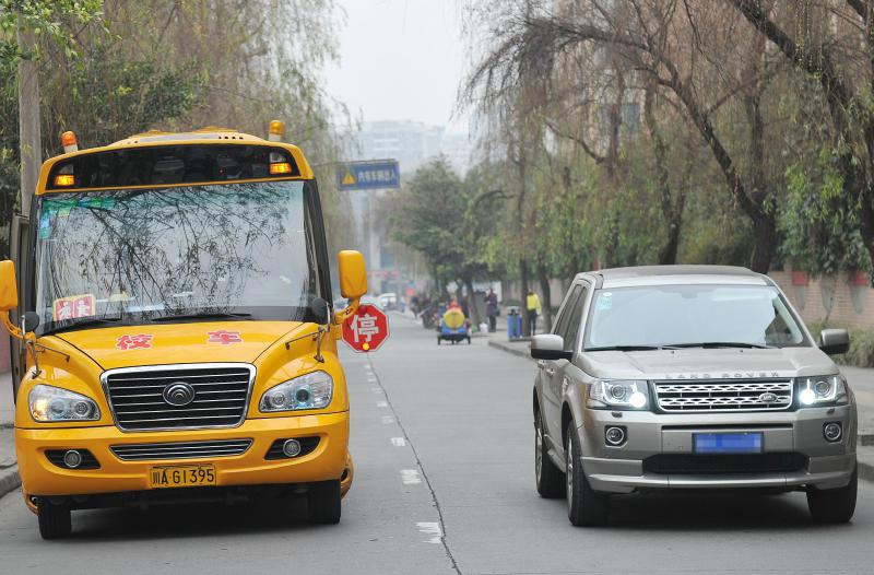 司機(jī)不避讓校車被攔下 好尷尬：兒子在校車上