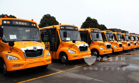護航學童安全 申龍20輛專業(yè)校車交付內(nèi)蒙古