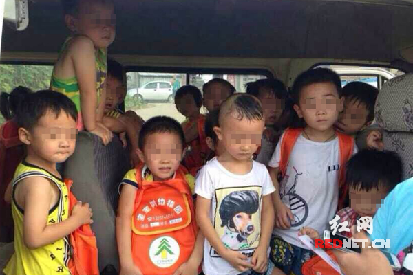 (網(wǎng)友發(fā)圖曝長沙一幼兒園黑校車超載)