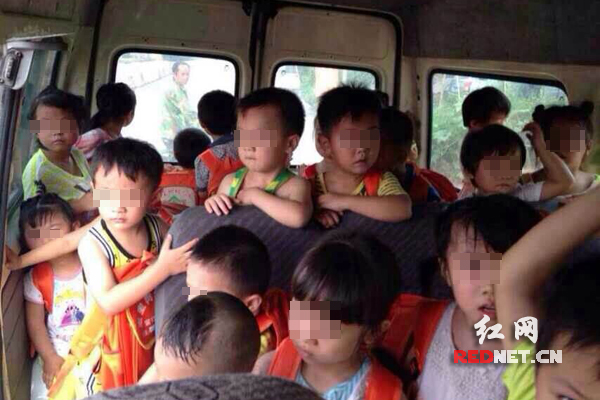 (車內(nèi)擠滿了幼兒)