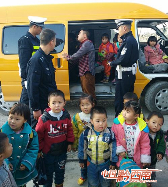 “黑校車”違法營運超載兒童 危險 民警嚴執(zhí)法送兒童安全回家 點贊