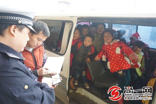 【不文明現(xiàn)象曝光臺(tái)】“校車”超載安全意識何在 【不文明現(xiàn)象曝光臺(tái)】“校車”超載安全意識何在