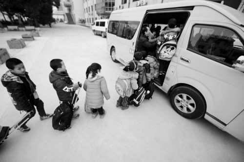 校車安全重如山，尤其孩子在車上時(shí)