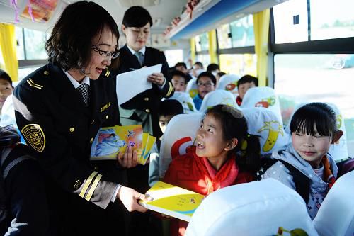 4月22日青島市校車上開展青少年流動(dòng)書香活動(dòng)