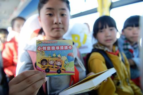 4月22日青島市校車上開展青少年流動(dòng)書香活動(dòng)