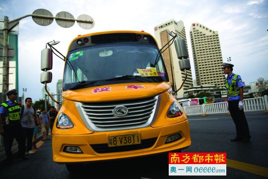 昨日，深圳市交警對上路的校車進行安全檢查。