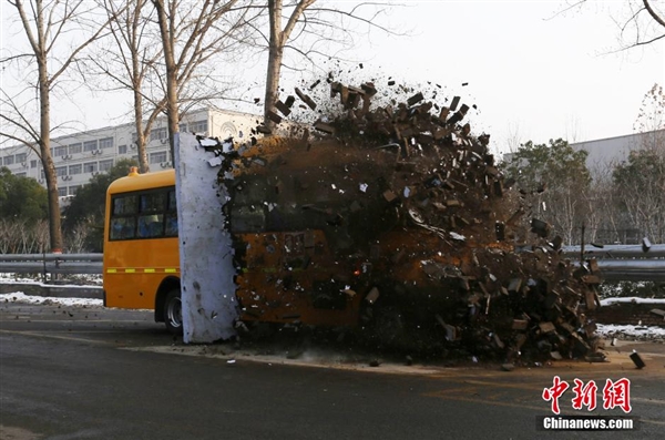 直擊國(guó)內(nèi)校車安全測(cè)試：高速撞墻而過(guò)不壞