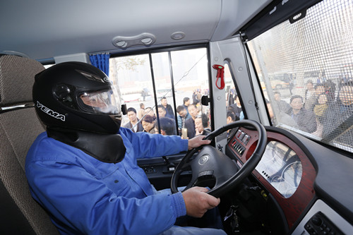 客戶見證第一碰 宇通校車成功挑戰撞墻測試