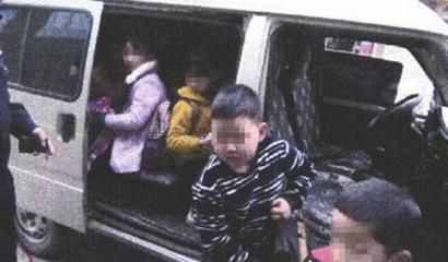 交警檢查，車內挨個走出15個小學生。