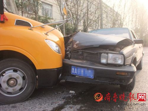 一輛載有20多名小學(xué)生的校車與一輛轎車發(fā)生撞擊事故，轎車車損嚴(yán)重。肇事的轎車司機(jī)下車查看后，旋即棄車跑了。幸運(yùn)的是，兩車車主和校車上的孩子們并無人員傷亡。