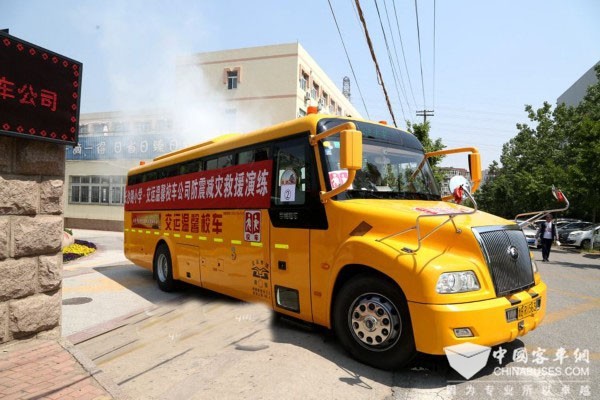 防震演習進校園，宇通校車變身救援“擎天柱”